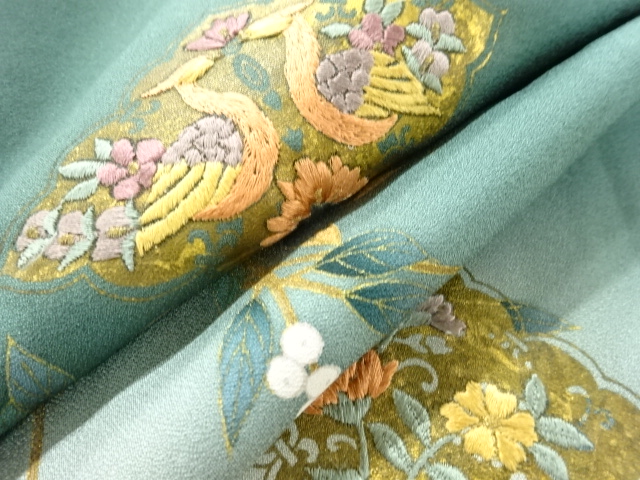  東京ますいわ屋　枝の実に向かい鳥模様刺繍訪問着